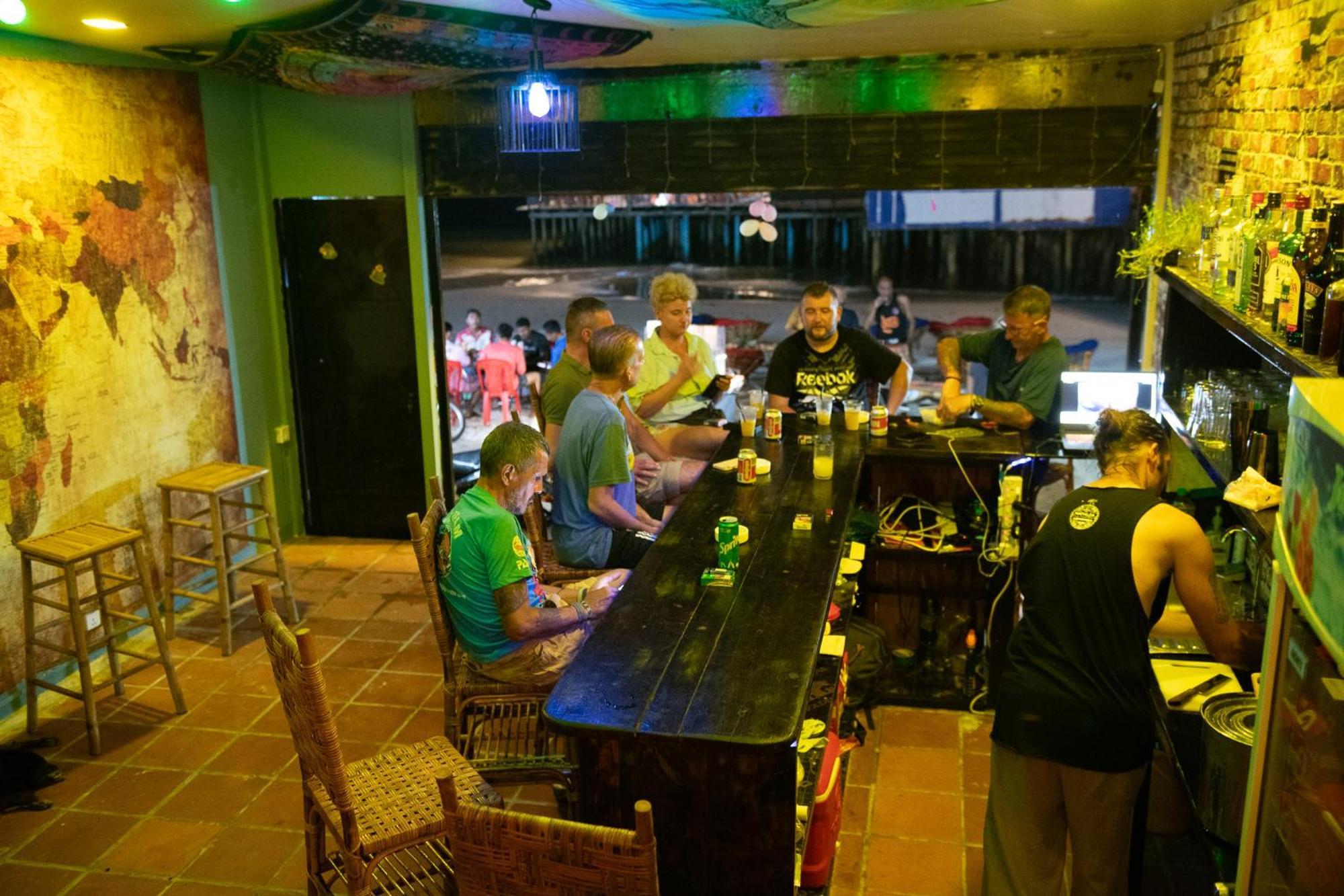 Vagabonds Hostel Kaoh Touch Bagian luar foto